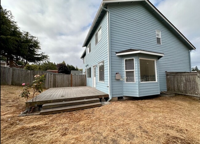 Building Photo - 944 NW Quarterdeck Loop