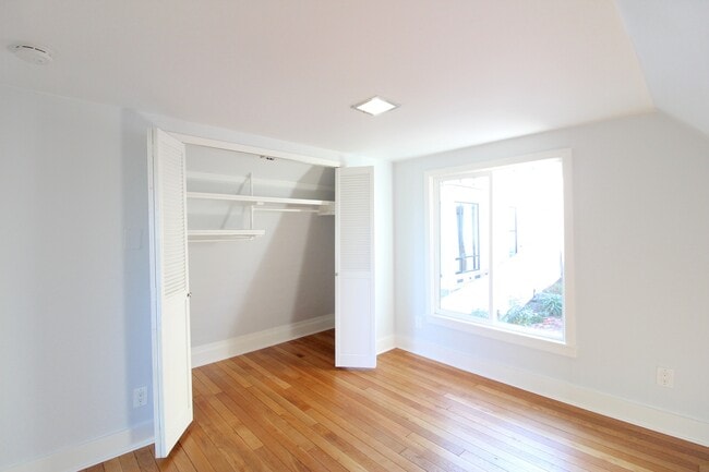 Building Photo - Dolores Heights: Sun-filled 1 Bedroom Home...