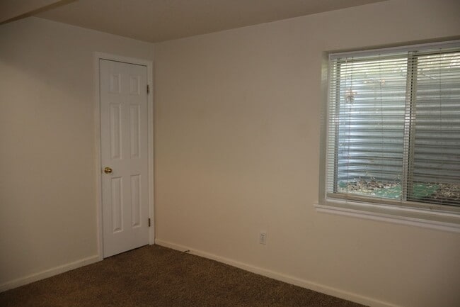 Building Photo - Cozy & Spacious 3-Bedroom Townhome In Fort...