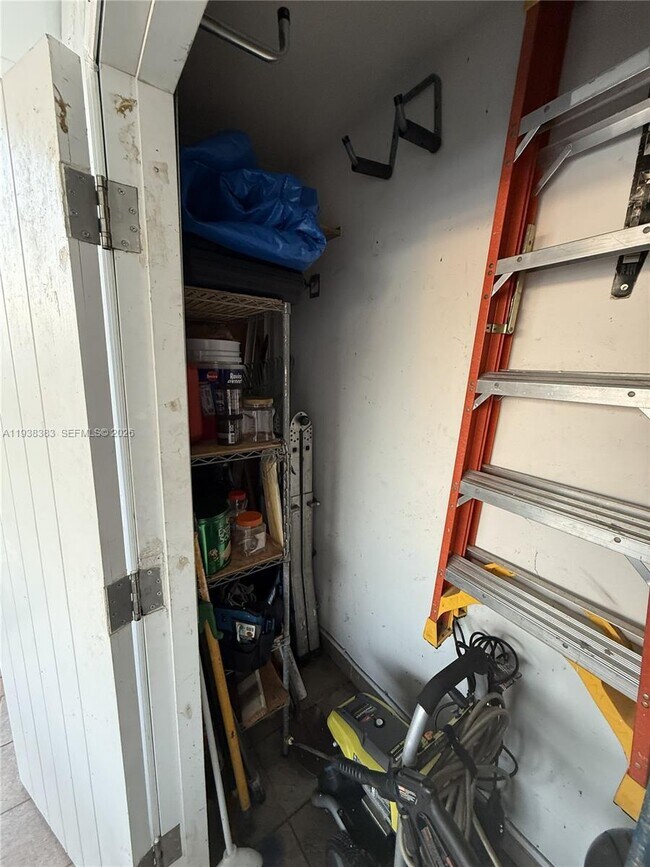 Building Photo - 2420 Park Ln