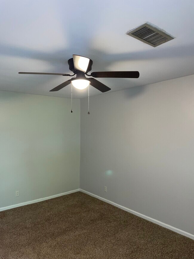 Building Photo - 400 Schenkel Ln