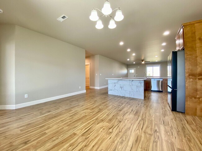 Building Photo - Gorgeous 3 Bedroom Home in West Valley