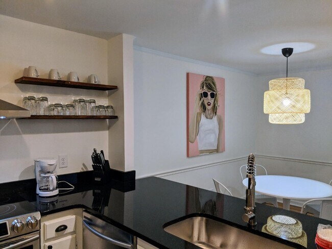 Building Photo - 3181 Parthenon Ave