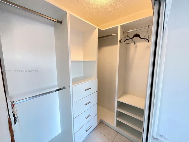 Building Photo - 936 W 79th Pl