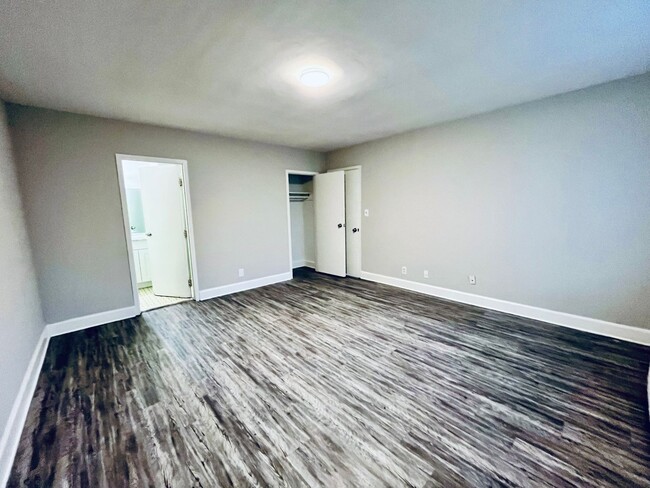 Building Photo - Bashford Manor area 1BR/1BA Condo with all...