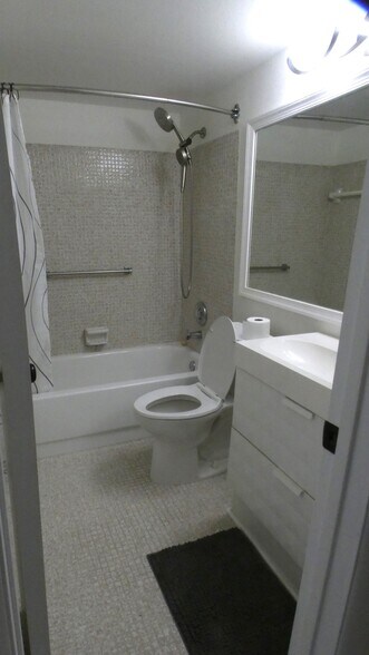 Building Photo - 138 Westbury G