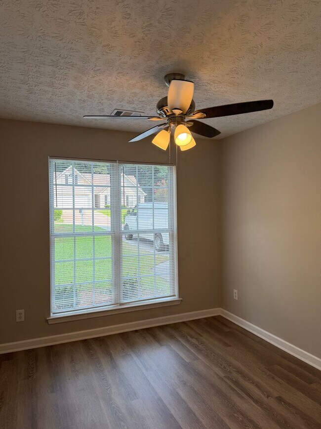 Building Photo - 3 Bedroom 2 Bathroom Ranch Home