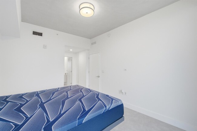 Building Photo - 13800 Highland Dr