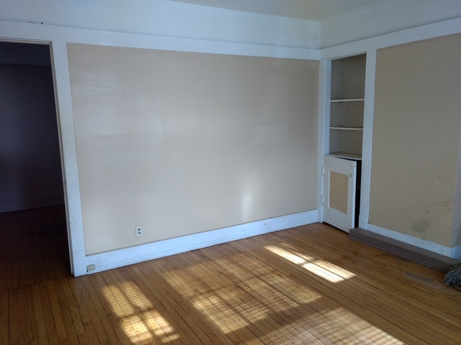 Building Photo - 1560 5th Ave SE