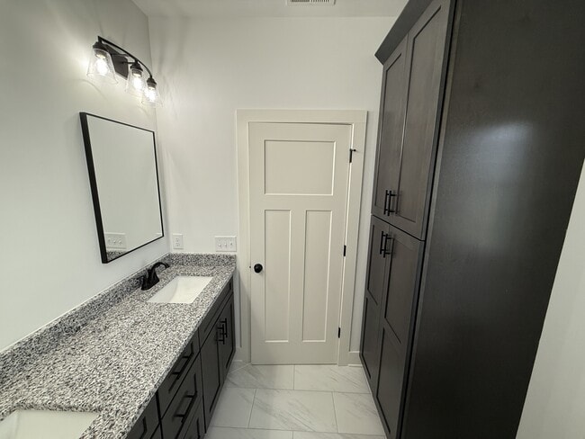 Building Photo - 1009 W Main St