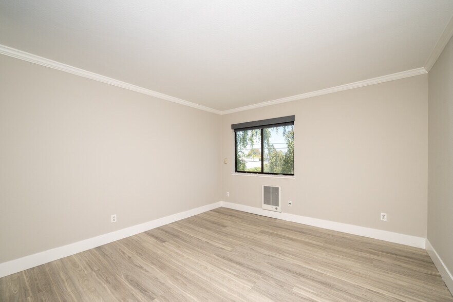 Building Photo - 851 Woodside Way