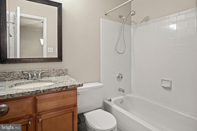 Building Photo - Charming Townhome with Modern Amenities