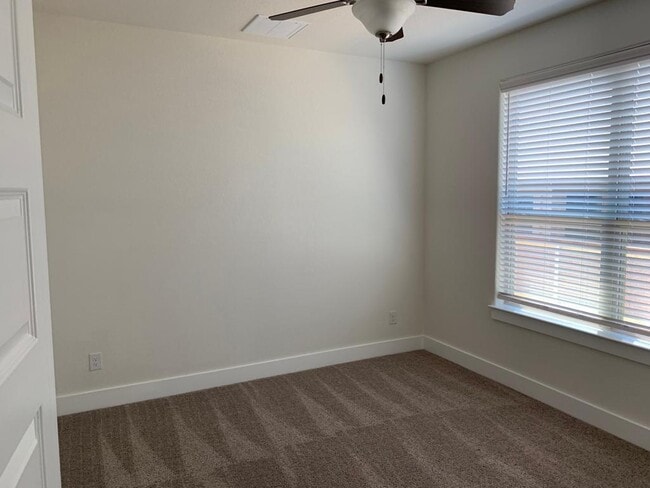 Building Photo - 626 Parkline Dr