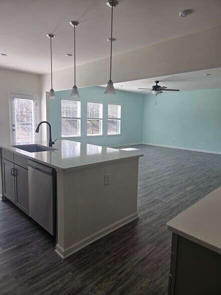 Building Photo - 253 Cramerton Mills Pkwy