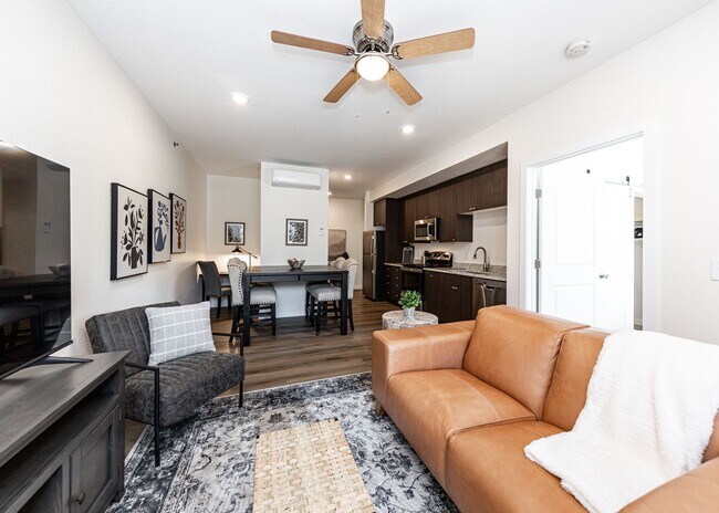 Building Photo - Westside 1 bed, 1 bath Luxury Apartment near Garden of the Gods