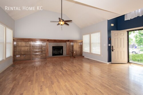 Building Photo - Open and Light 2-story w/fin bsmt and fenc...