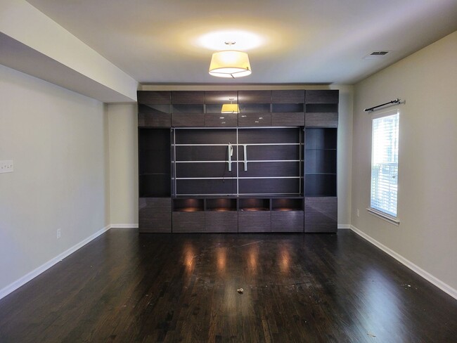 Building Photo - Large 2 story transitional in highly sough...