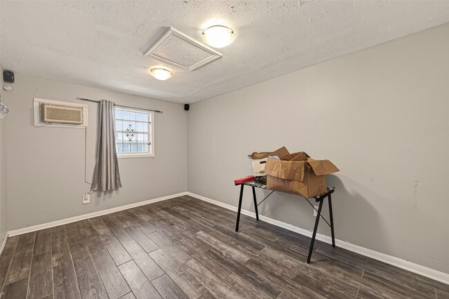 Building Photo - 11331 Oakcenter Dr