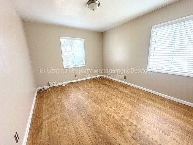 Building Photo - 10918 Dalwood Ave