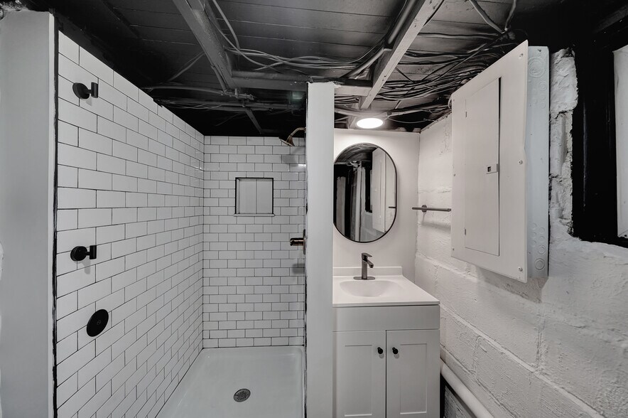 Building Photo - 705 New Hampshire St