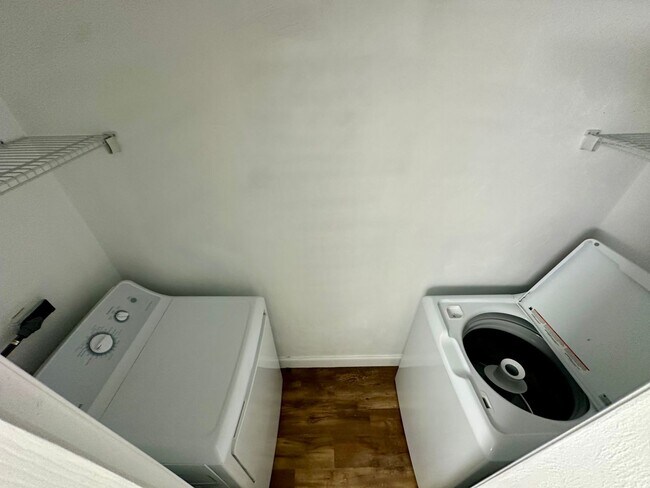 Building Photo - Fully Remodeled - 2/2 Townhome in Central ...