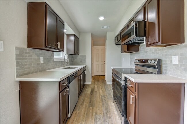 Building Photo - 7411 Trabajo Dr