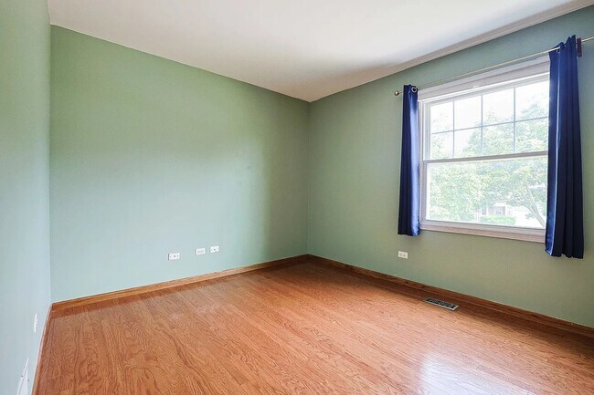Building Photo - 1410 Huntington Dr