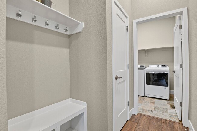 Building Photo - Single Family w/ Elegance