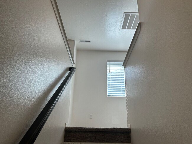 Building Photo - 3 Bedroom plus Loft For Rent! Victory Sout...