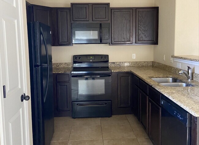 Building Photo - "Spacious 3-Bed Condo with Granite Countertops & 2.5 Baths in Prime San Antonio Location!"