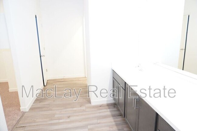 Building Photo - 680 N Crowned Dove Trail