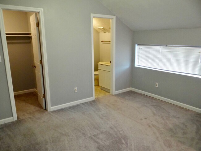 Building Photo - Spacious 2 bed/2 bath Deer Creek Villas-Su...