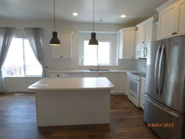 Building Photo - Upgraded 3 Bed 2.5 Bath Townhome in Herriman