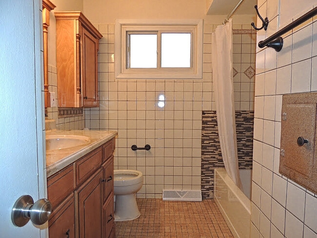 Building Photo - Newly Renovated 3-Bed, 1-Bath Bedford Ranch — Move-In Ready