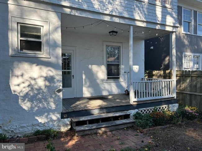 Building Photo - 113 W Monmouth St