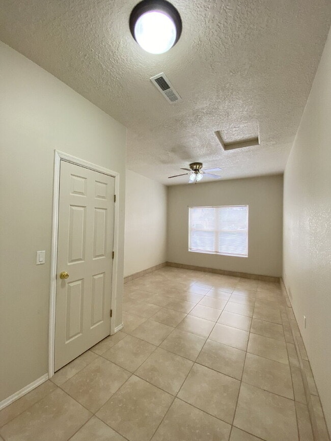 Building Photo - Large 5BR/2Story w/Balcony - Northern Meadows