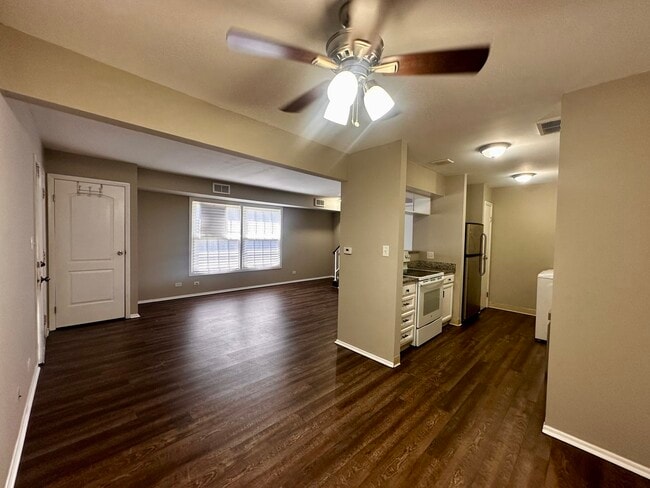 Building Photo - 1401 N Glen Cir