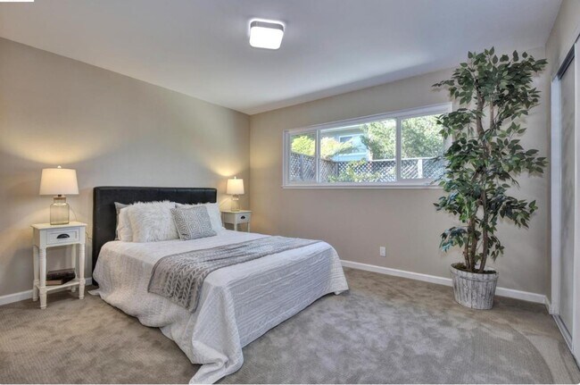 Building Photo - 38245 Parkmont Dr