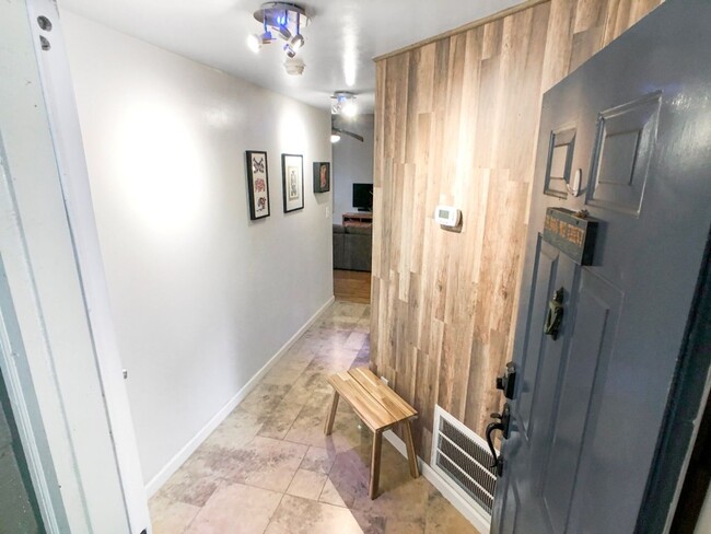 Building Photo - Beautiful Updated 2BR/2BA Condo Near Beltline