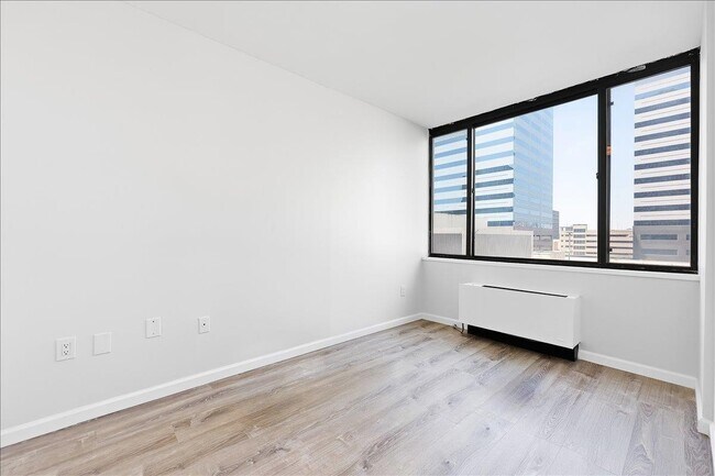 Building Photo - 45 River Dr S