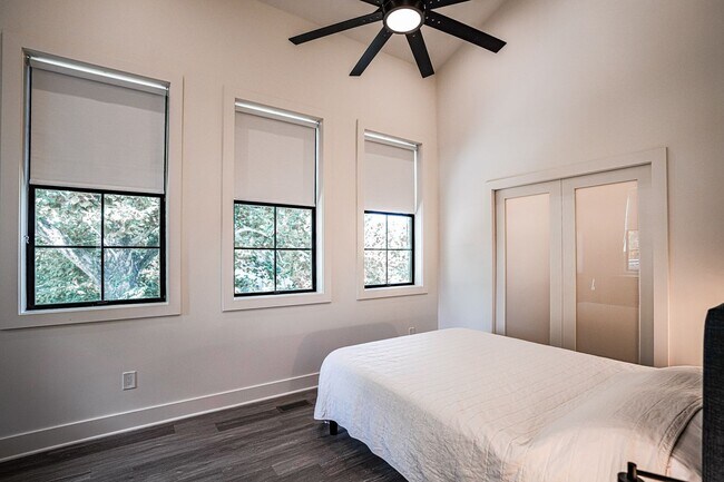 Building Photo - Modern Elegance w/ Garage Parking in Germa...