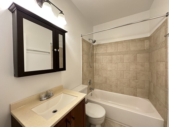 Building Photo - 824 W Cornelia