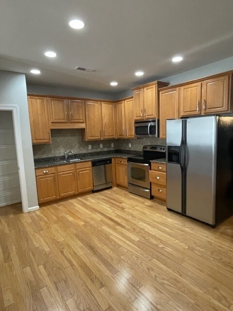Building Photo - Spacious 3-bedroom, 2.5-bath home
