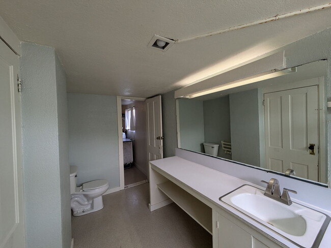 Building Photo - Across from Bellingham High | 5 Bed, 2 Bath Home | Minutes to Trader Joe's & I-5 | Pet Friendly |...