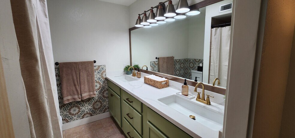 Building Photo - 432 W San Ignacio