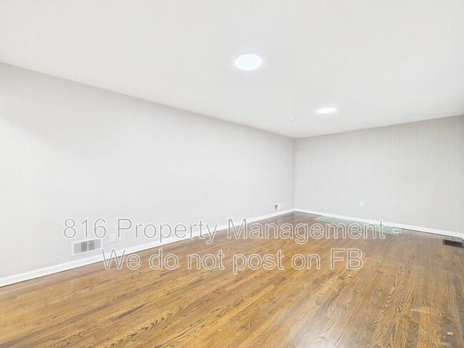 Building Photo - 7560 Prospect Ave