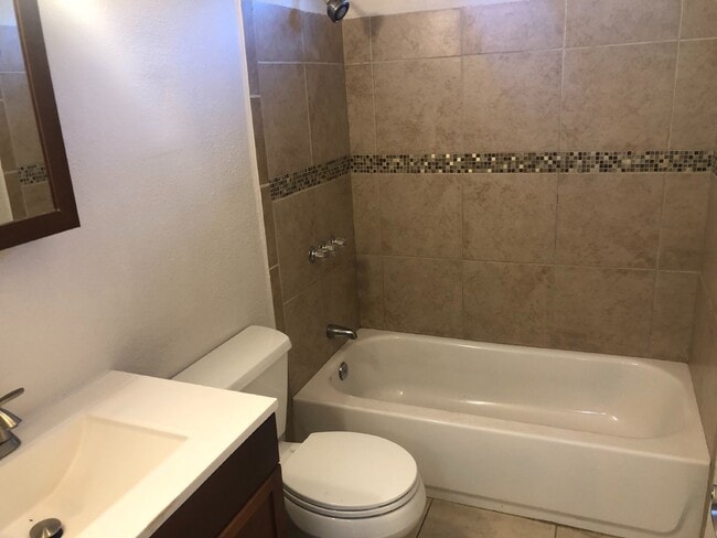 Building Photo - Centrally Located 2 Bed/1 Bath Duplex in L...