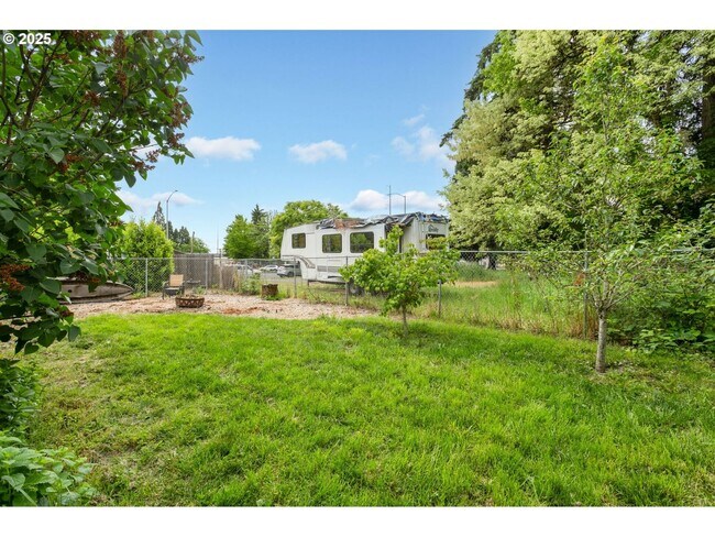 Building Photo - Classic Hillsboro Home with Two Spacious B...