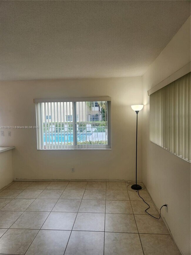 Building Photo - 2111 NE 42nd Ct