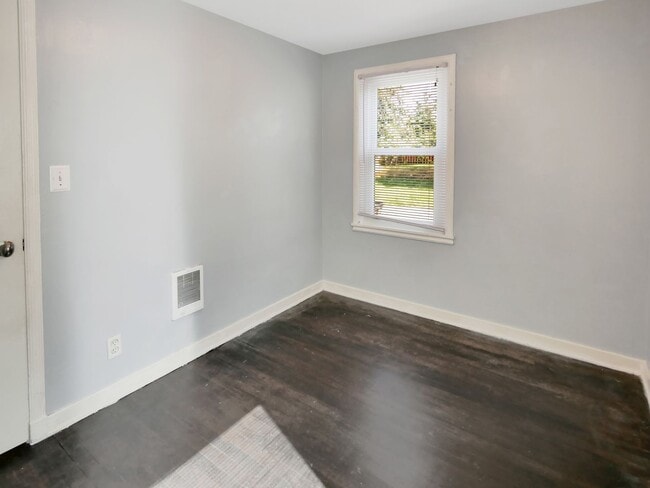 Building Photo - 2 Bed and 1 Bath Charming Single-Family Ho...